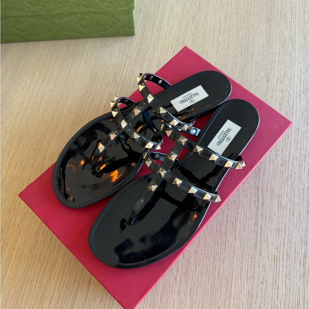 Valentino women’s Black Rockstud T-Strap Flat Slide Sandals EXCELLENT CONDITION